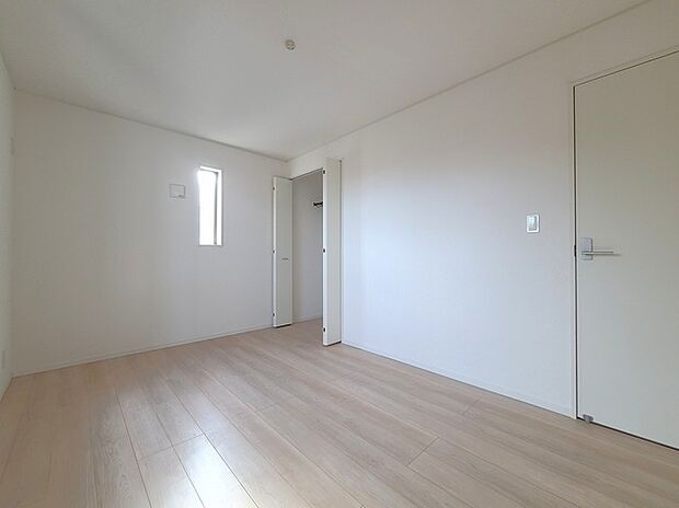 どんな家具にでも相性が良い清潔感ある白色調のクロスを採用。主張しすぎない配色、耐久性にも優れた床材は日々のメンテナンスも楽に、快適に過ごして頂けるよう考えられています。