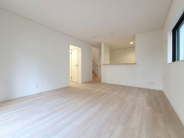 家族団欒のリビング。陽光差し込む食卓には家族の会話とスマイルが溢れます。いつまでもここで食卓を囲みたくなる、そう感じさせてくれるスペース。 