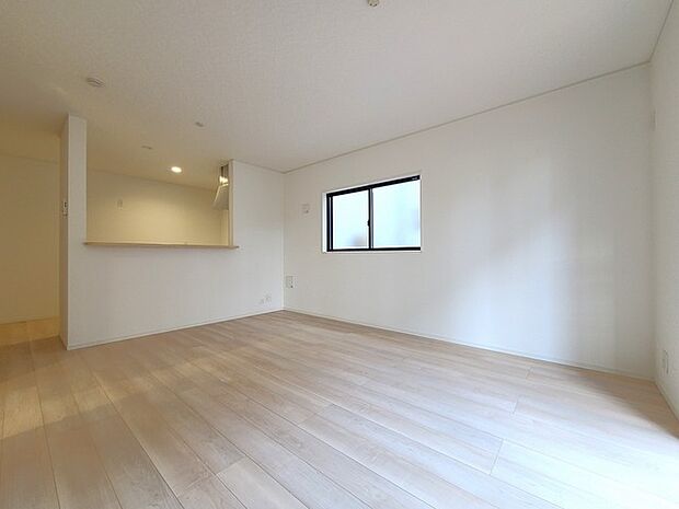 家族団欒のリビング。陽光差し込む食卓には家族の会話とスマイルが溢れます。いつまでもここで食卓を囲みたくなる、そう感じさせてくれるスペース。 