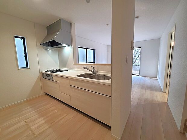 リビングにいる家族の顔が見渡せるカウンターキッチン。お料理もより一層おいしく、楽しく。食器棚を背面に設置しても十分な広さを確保しています。 