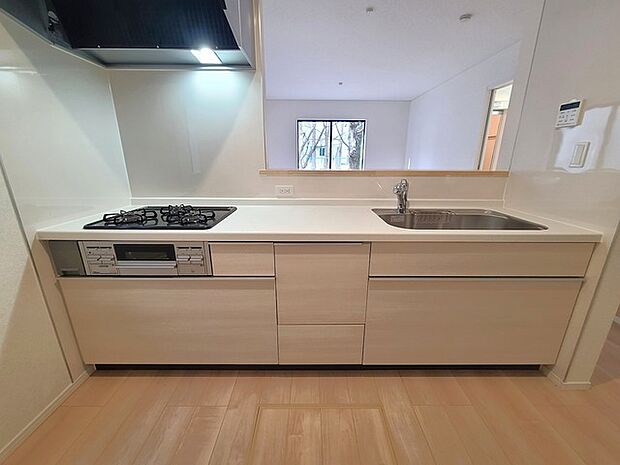 リビングにいる家族の顔が見渡せるカウンターキッチン。お料理もより一層おいしく、楽しく。食器棚を背面に設置しても十分な広さを確保しています。 