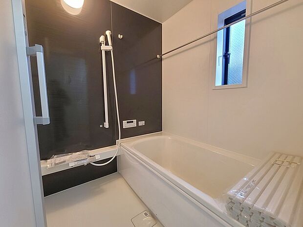 一緒にお風呂に入っている子供達の声がリビングまで聞こえてきそうな広々とした1坪バス 