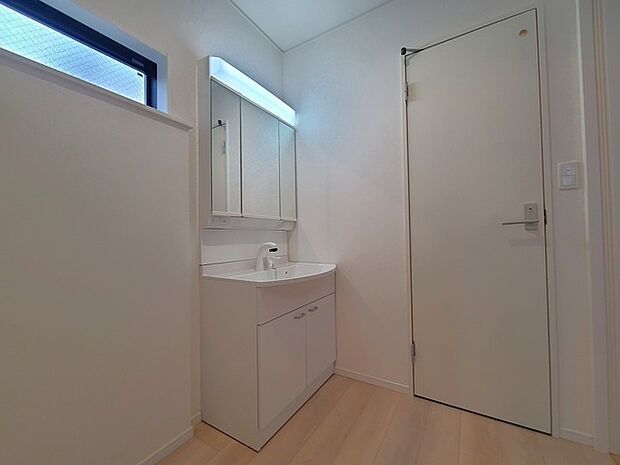 使い勝手の良い洗面台、窓があることで換気もしやすく清潔感のある空間を保てます。