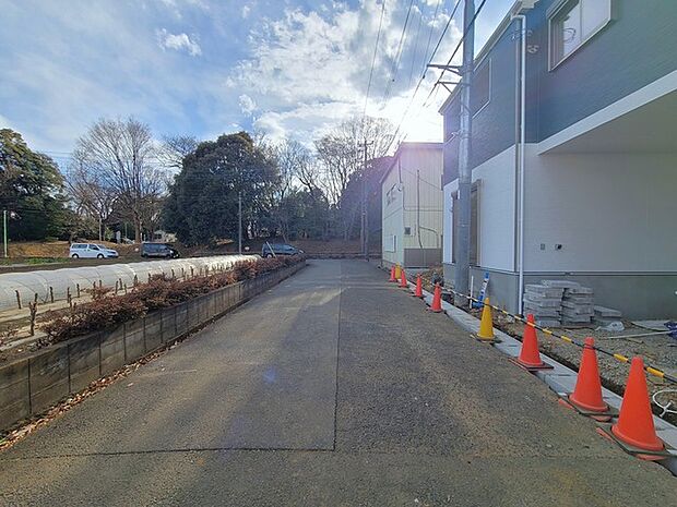 6m幅員の道路に面しておりお車の運転が苦手な方でも安心して出入りいただけます。