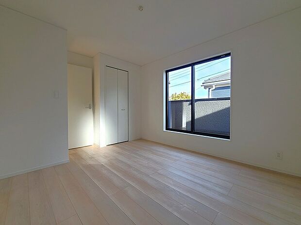 どんな家具にでも相性が良い清潔感ある白色調のクロスを採用。主張しすぎない配色、耐久性にも優れた床材は日々のメンテナンスも楽に、快適に過ごして頂けるよう考えられています。