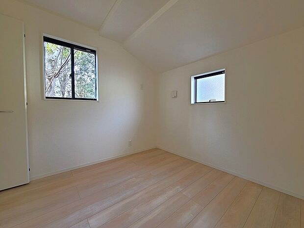 どんな家具にでも相性が良い清潔感ある白色調のクロスを採用。主張しすぎない配色、耐久性にも優れた床材は日々のメンテナンスも楽に、快適に過ごして頂けるよう考えられています。