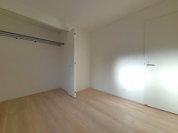 どんな家具にでも相性が良い清潔感ある白色調のクロスを採用。主張しすぎない配色、耐久性にも優れた床材は日々のメンテナンスも楽に、快適に過ごして頂けるよう考えられています。 