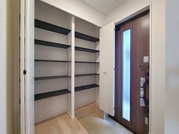 明るく開放的な玄関、靴の脱ぎ履きもしやすく、収納も豊富でご家族皆様の靴をスッキリ収納できます。 