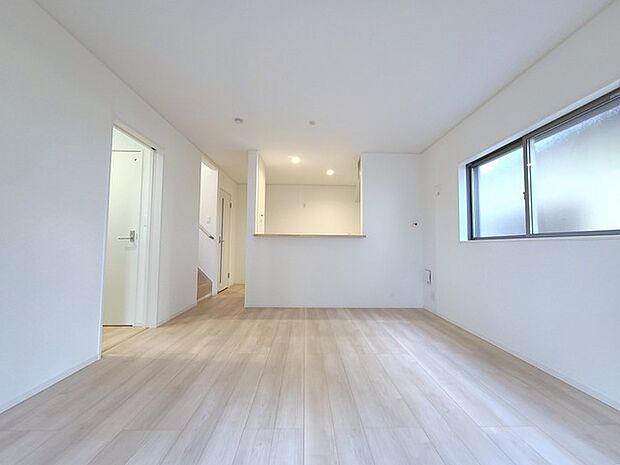 家族団欒のリビング。陽光差し込む食卓には家族の会話とスマイルが溢れます。いつまでもここで食卓を囲みたくなる、そう感じさせてくれるスペース。 