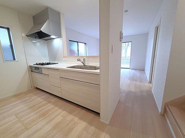 リビングにいる家族の顔が見渡せるカウンターキッチン。お料理もより一層おいしく、楽しく。食器棚を背面に設置しても十分な広さを確保しています。