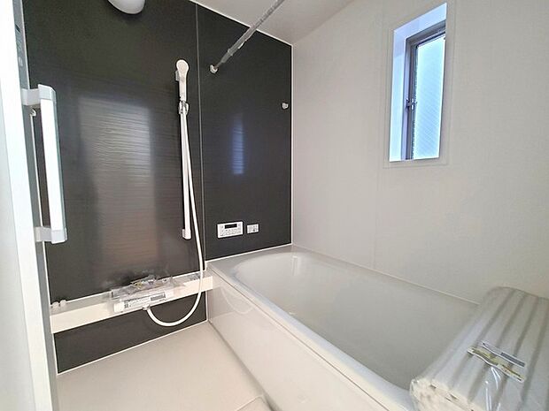 一緒にお風呂に入っている子供達の声がリビングまで聞こえてきそうな広々とした1坪バス 