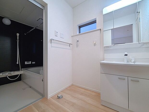使い勝手の良い洗面台、窓があることで換気もしやすく清潔感のある空間を保てます。 