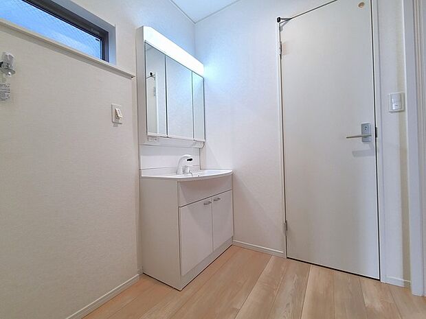 使い勝手の良い洗面台、窓があることで換気もしやすく清潔感のある空間を保てます。 
