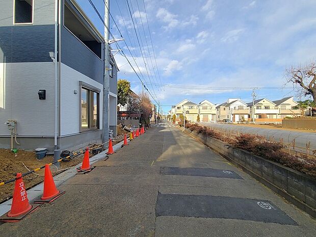 6m幅員の道路に面しておりお車の運転が苦手な方でも安心して出入りいただけます。