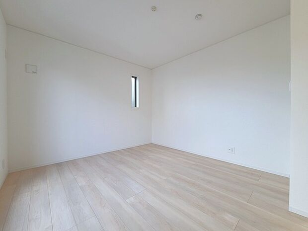 どんな家具にでも相性が良い清潔感ある白色調のクロスを採用。主張しすぎない配色、耐久性にも優れた床材は日々のメンテナンスも楽に、快適に過ごして頂けるよう考えられています。