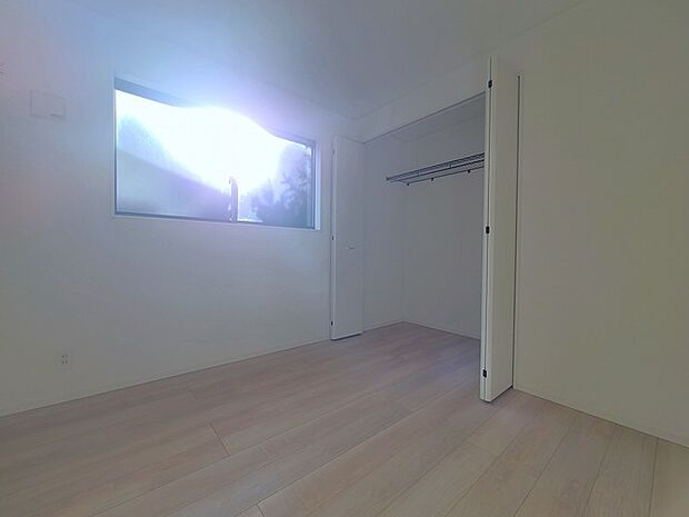 どんな家具にでも相性が良い清潔感ある白色調のクロスを採用。主張しすぎない配色、耐久性にも優れた床材は日々のメンテナンスも楽に、快適に過ごして頂けるよう考えられています。 