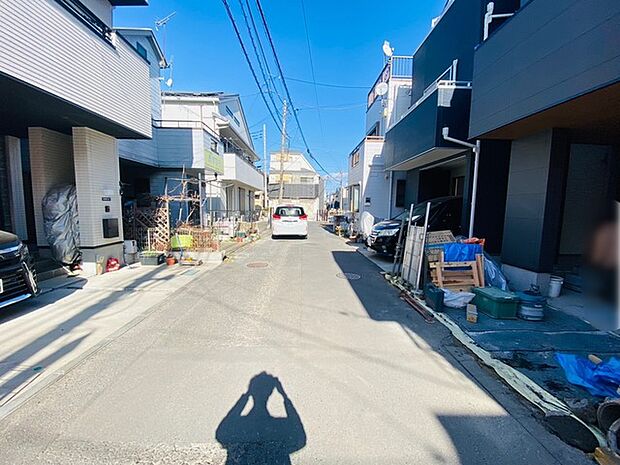 戸建てが立ち並ぶ静かな住宅街。四季折々の移り変わりを感じながら自然と楽しみ、暮らす、そんな毎日を日々の中で感じられる住環境 