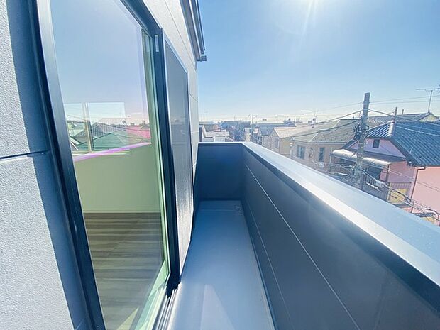 バルコニーは3面あります。陽ざしが差込む明るいバルコニー。奥行きのあるバルコニーはお洗濯時に助かります。