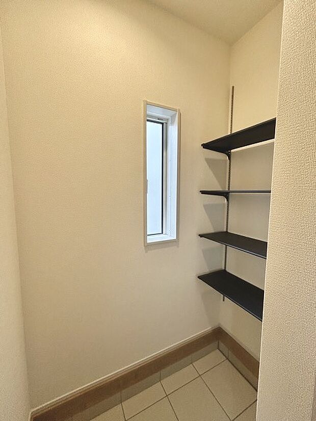 土間収納付きでベビーカーやゴルフバック、お子様のおもちゃもスッキリ収納できます。 