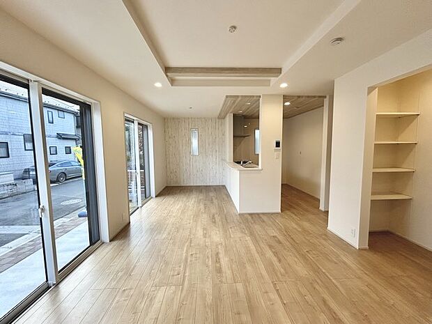 大きな開口部から明るい光が差し込むリビング。日中の室内の明るさがこの部屋の魅力です。 