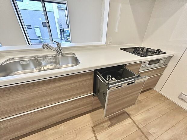 時短に活躍する食器洗浄機や一杯の水も楽しめる浄水器があるシステムキッチン。 