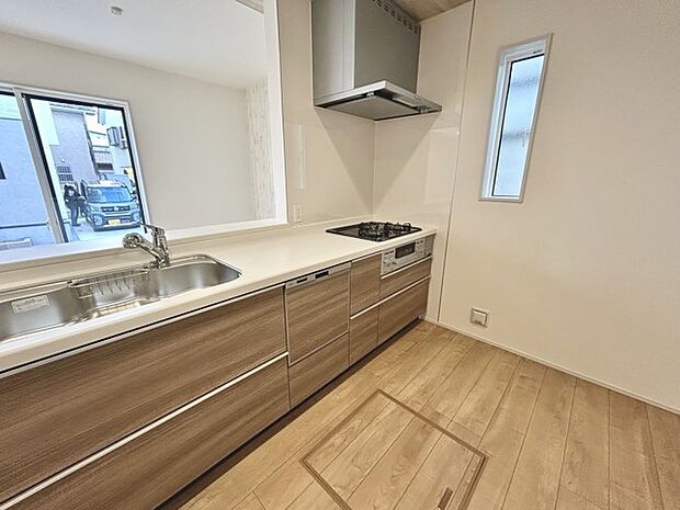 家族団欒のリビング。陽光差し込む食卓には家族の会話とスマイルが溢れます。いつまでもここで食卓を囲みたくなる、そう感じさせてくれるスペース。 