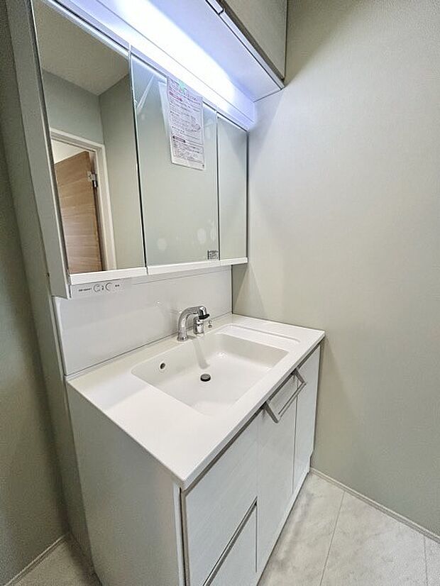 お出かけ前の身だしなみに一歩差がつく三面鏡。ミラー裏にはたっぷり収納もございます。 