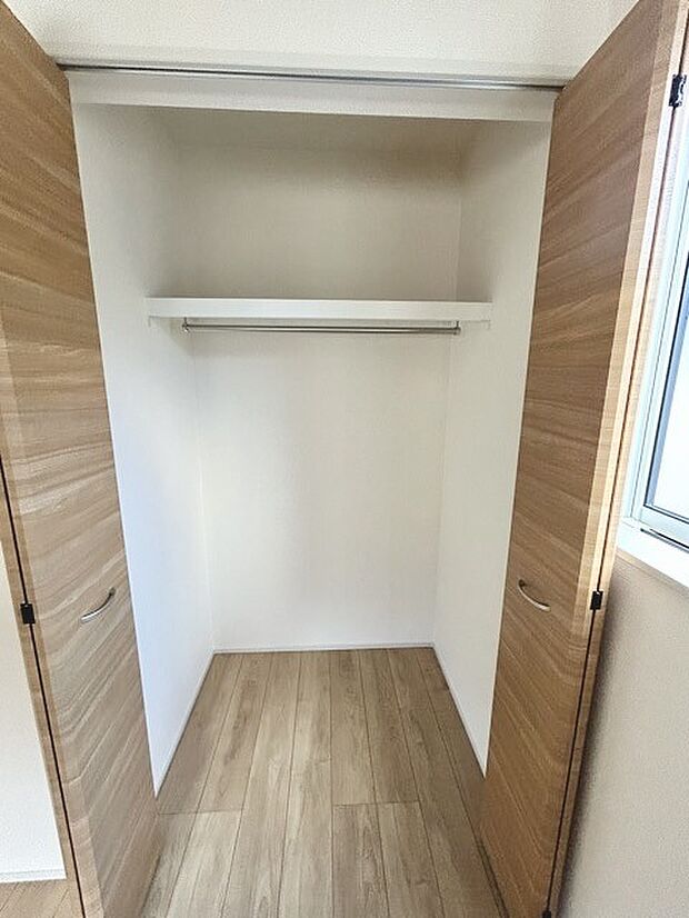 衣類の整理整頓に嬉しいクローゼット付きのお部屋。お子様のお部屋としても便利です。 