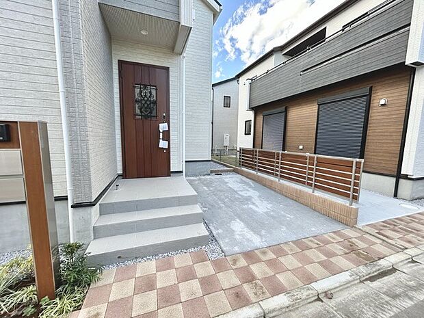 玄関はおうちの顔とも呼ばれる重要な場所！明るくスッキリと見える空間で住まう人を見送り、出迎えてくれます。 