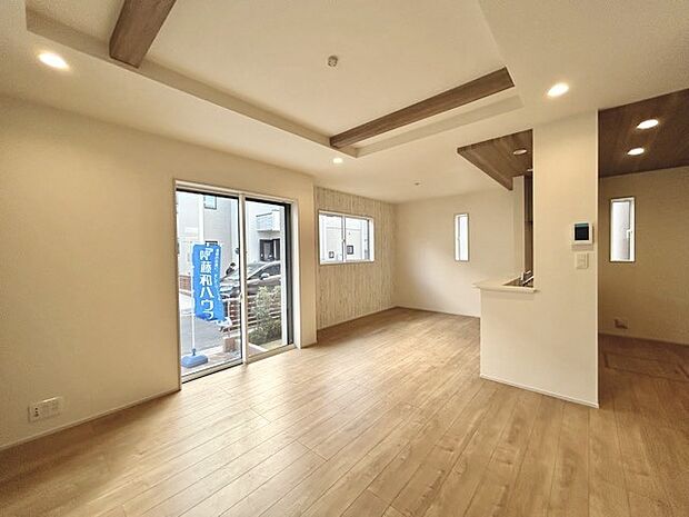 家族や友人、両親、親戚とこれから沢山の時間を紡ぐのだろう。そこを彩るのは窓から見える青い空、心地よい緑。そんなイメージが膨らむリビングスペース。 