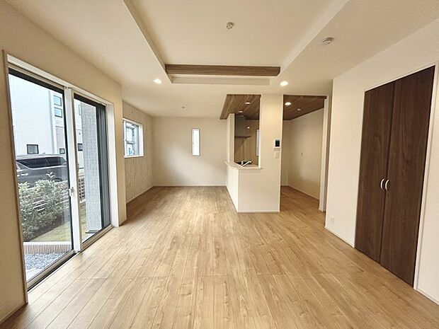 家族団欒のリビング。陽光差し込む食卓には家族の会話とスマイルが溢れます。いつまでもここで食卓を囲みたくなる、そう感じさせてくれるスペース。 