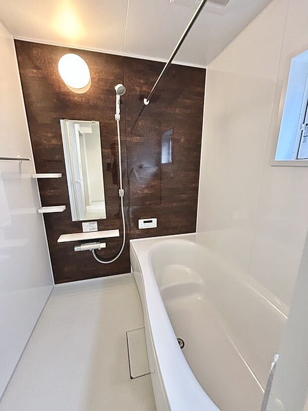 その日の疲れをゆっくりと落としてくれる場所、お子様との大事なひと時を楽しくしてくれる場所。曲線美も感じられるくつろぎのバスタブは、半身浴も楽しめる居心地の良さ。 