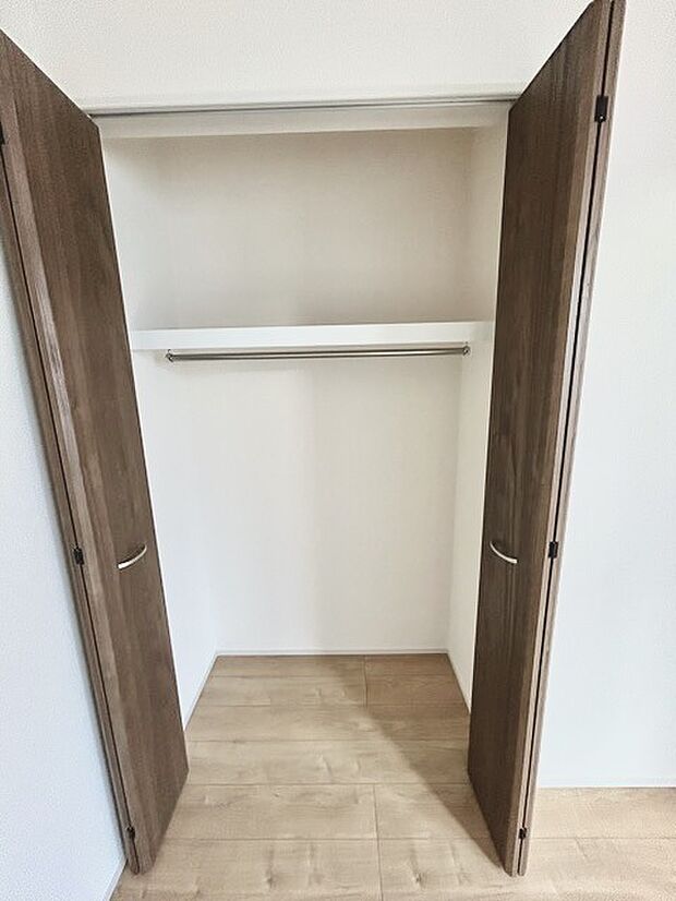 広々収納で、仕事着、普段着をまとめて収納できます。 