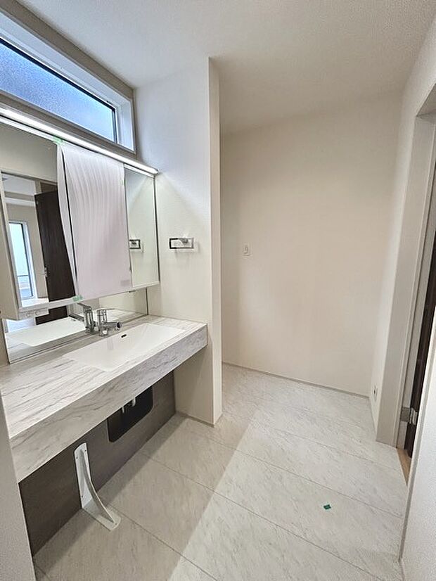 ゆとりの洗面スペースで朝の身支度もスムーズに行えます。 