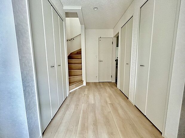 明るく開放的な玄関、靴の脱ぎ履きもしやすく、収納も豊富でご家族皆様の靴をスッキリ収納できます。