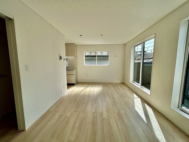 家族団欒のリビング。陽光差し込む食卓には家族の会話とスマイルが溢れます。いつまでもここで食卓を囲みたくなる、そう感じさせてくれるスペース。