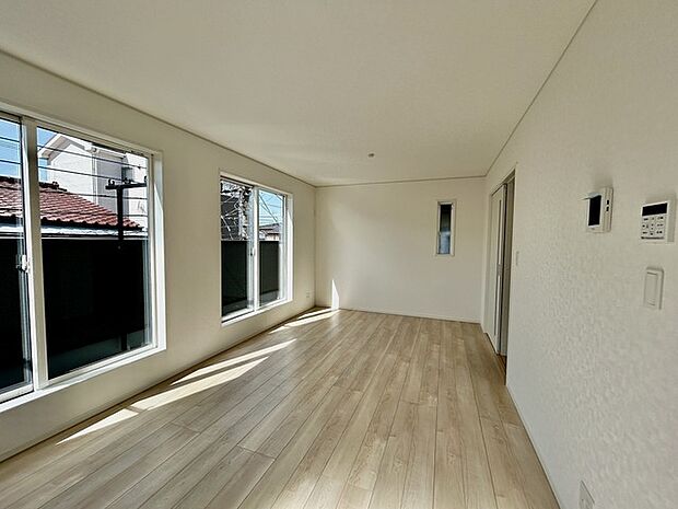 どんな家具にでも相性が良い清潔感ある白色調のクロスを採用。主張しすぎない配色、耐久性にも優れた床材は日々のメンテナンスも楽に、快適に過ごして頂けるよう考えられています。