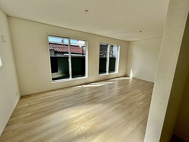 家族の集うリビングには色々な方向から光が差し込む設計に。家族のコミュニケーションが弾むスポットだから明るい雰囲気であってほしい。