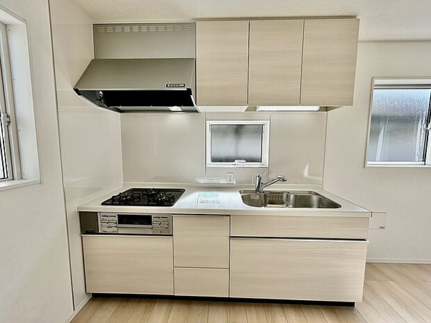 明るい光が降り注ぐ窓があるキッチンはお料理を作る時の気持ちもいつもより明るくなります。近くに窓があるので換気もしやすいですね。