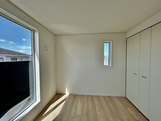 今からここを誰のお部屋にしようか、そんな洋室。大きさは5.2帖です。