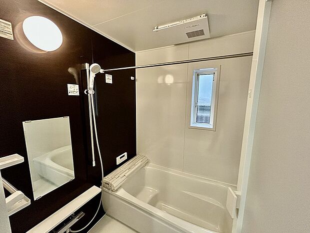 一緒にお風呂に入っている子供達の声がリビングまで聞こえてきそうな広々とした1坪バス