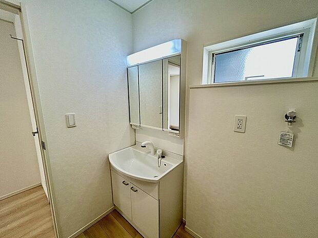 お出かけ前の身だしなみに一歩差がつく三面鏡。ミラー裏にはたっぷり収納もございます。