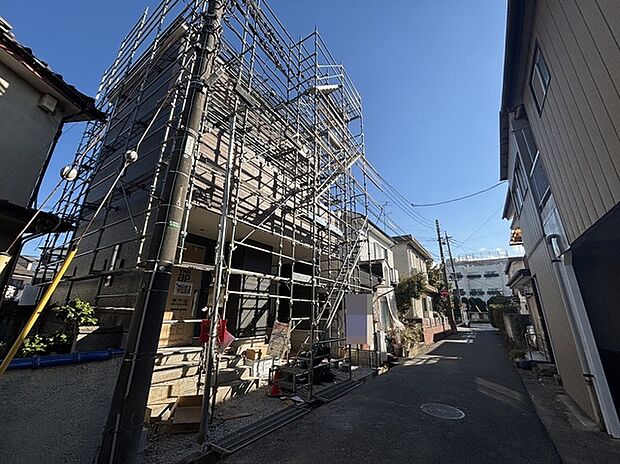 戸建てが立ち並ぶ静かな住宅街。四季折々の移り変わりを感じながら自然と楽しみ、暮らす、そんな毎日を日々の中で感じられる住環境 