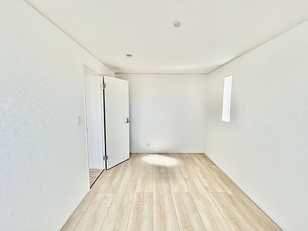 今からここを誰のお部屋にしようか、そんな洋室。大きさは7.5帖です。