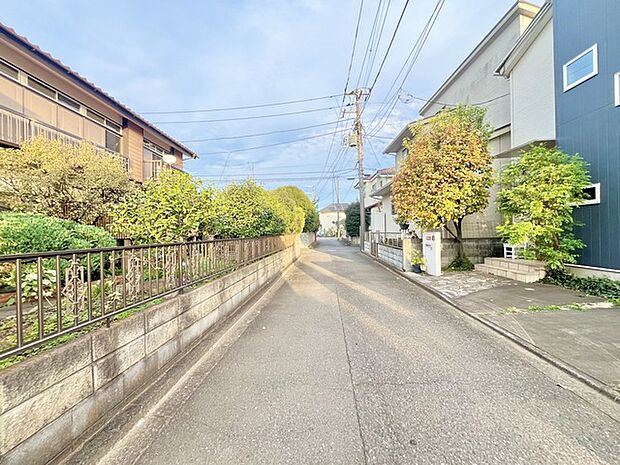 戸建てが立ち並ぶ静かな住宅街。四季折々の移り変わりを感じながら自然と楽しみ、暮らす、そんな毎日を日々の中で感じられる住環境 