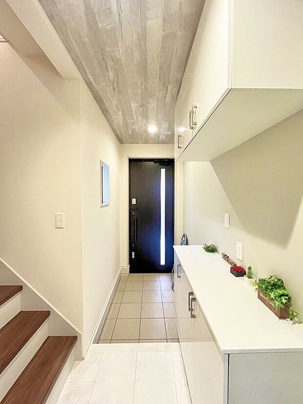 明るく開放的な玄関、靴の脱ぎ履きもしやすく、収納も豊富でご家族皆様の靴をスッキリ収納できます。