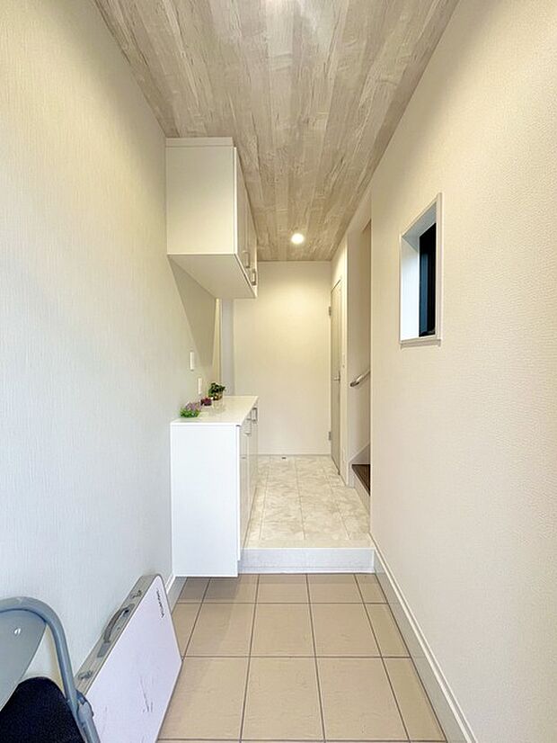 玄関はおうちの顔とも呼ばれる重要な場所!明るくスッキリと見える空間で住まう人を見送り、出迎えてくれます。