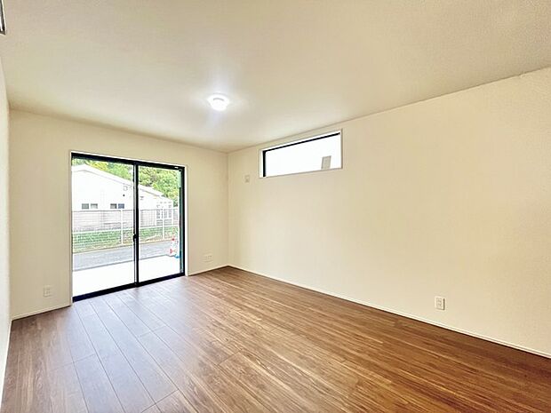 家族の集うリビングには色々な方向から光が差し込む設計に。家族のコミュニケーションが弾むスポットだから明るい雰囲気であってほしい。