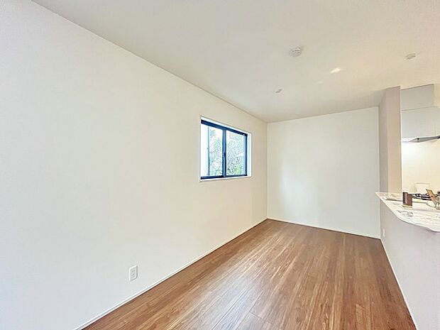 家族の集うリビングには色々な方向から光が差し込む設計に。家族のコミュニケーションが弾むスポットだから明るい雰囲気であってほしい。