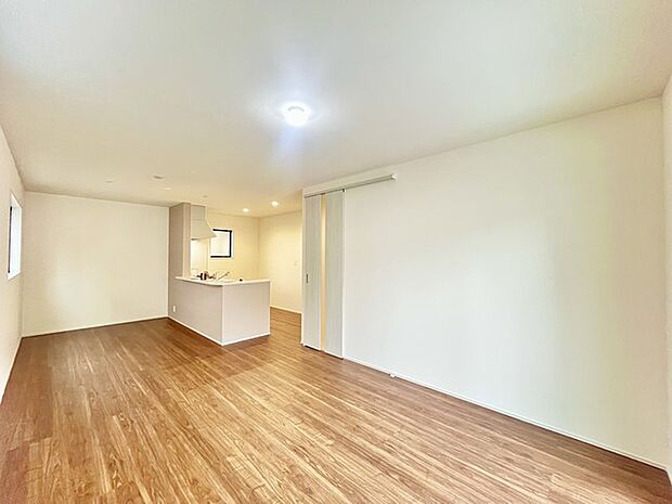 家族団欒のリビング。陽光差し込む食卓には家族の会話とスマイルが溢れます。いつまでもここで食卓を囲みたくなる、そう感じさせてくれるスペース。